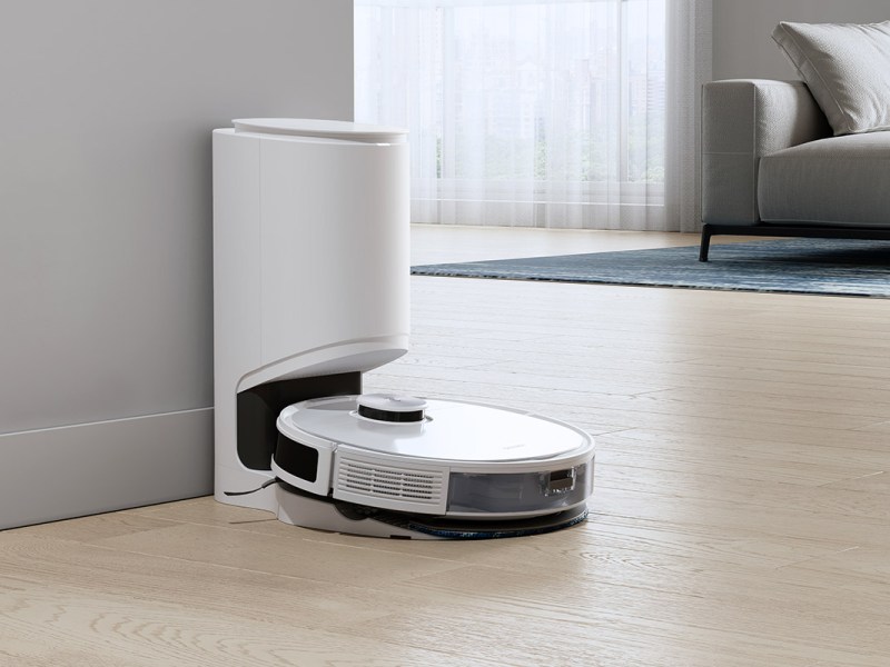 Der Deebot N10 Plus in seiner Station in einem Wohnzimmer.