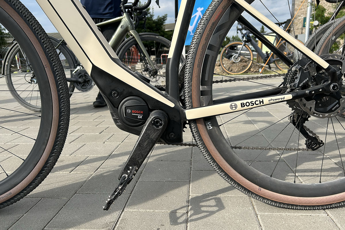 Detailansicht eines E-Gravel-Bikes – Blick auf den Mittelmotor – mit neuem Bosch Performance Line SX-Antrieb.