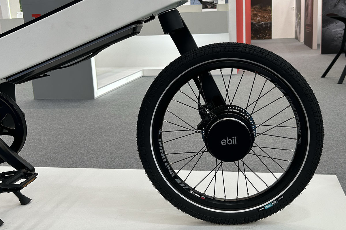 Ki-gesteuertes E-Bike Acer ebii in Detailansicht. Im Bild das Vorderrad mit Naben-Motor des des E-Bikes.