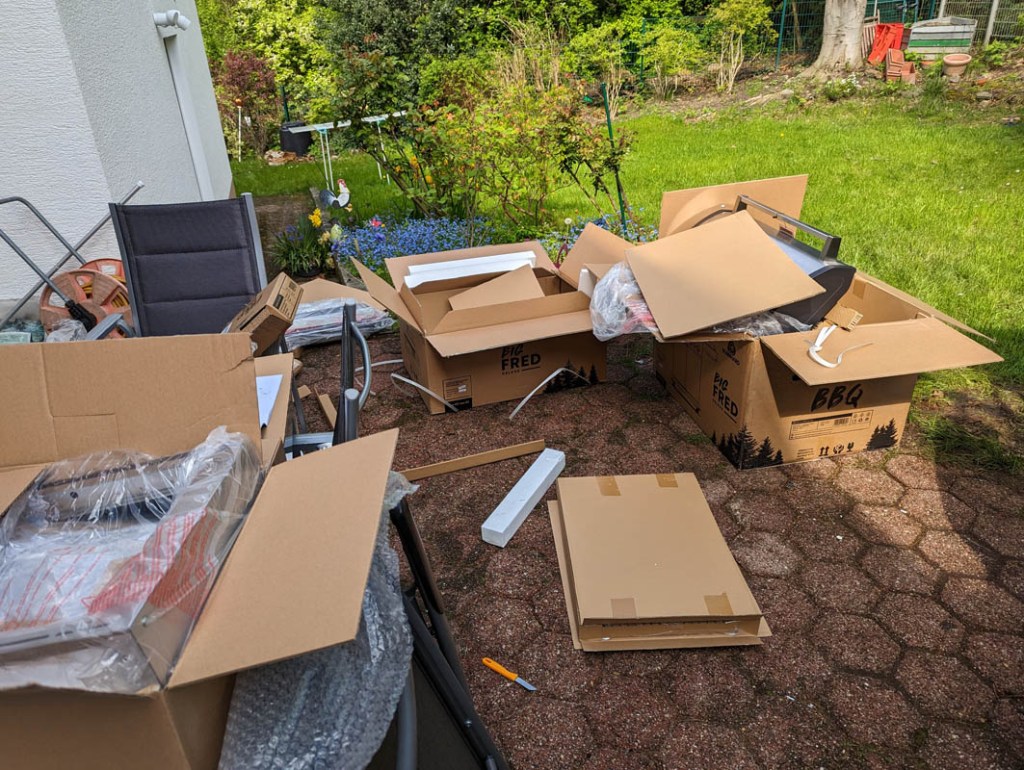 Die geöffneten Kartons des Big Fred, teilweise ausgepackt