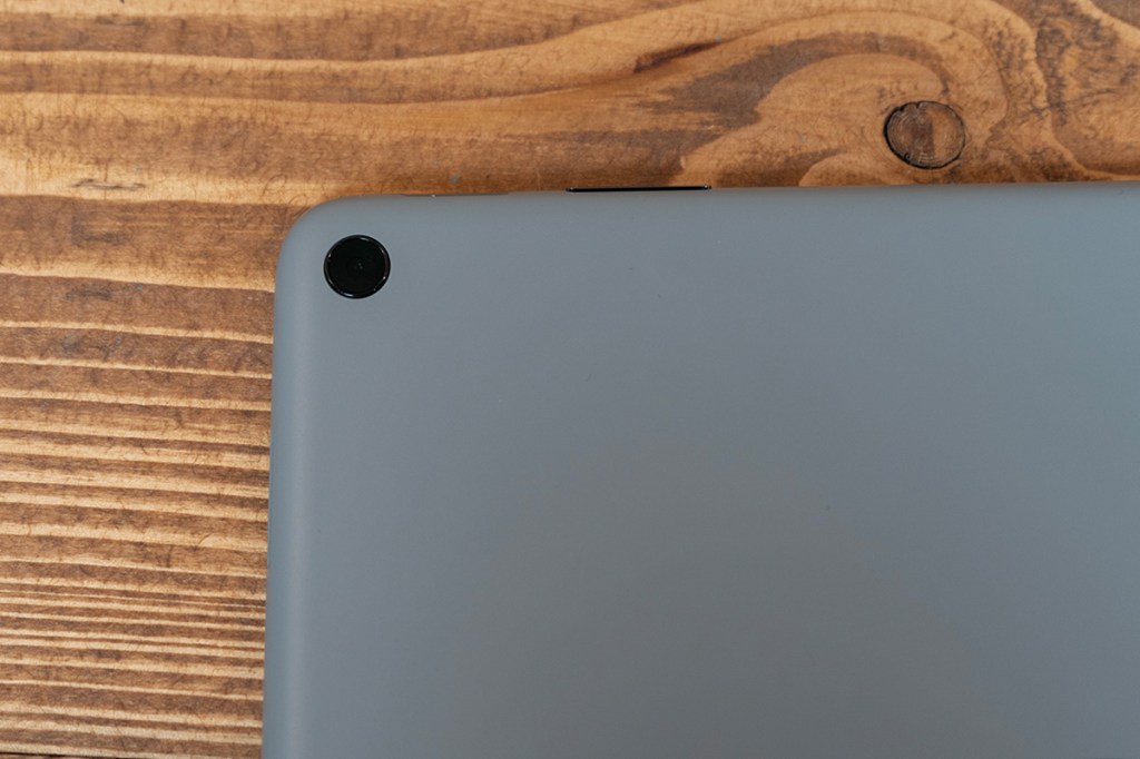 Eine Detailaufnahme des Google Pixel Tablet zeigt die Linse.