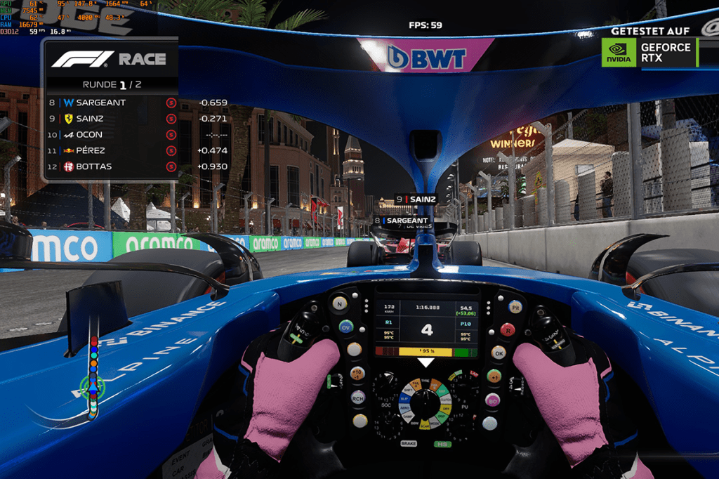 Cockpit-Ansicht eines blauen F1-Autos im Rennspiel F1 23, Strecke bei Nacht lins und rechts absperrgitter, direkt vor dem Wagen ein Ferrari.