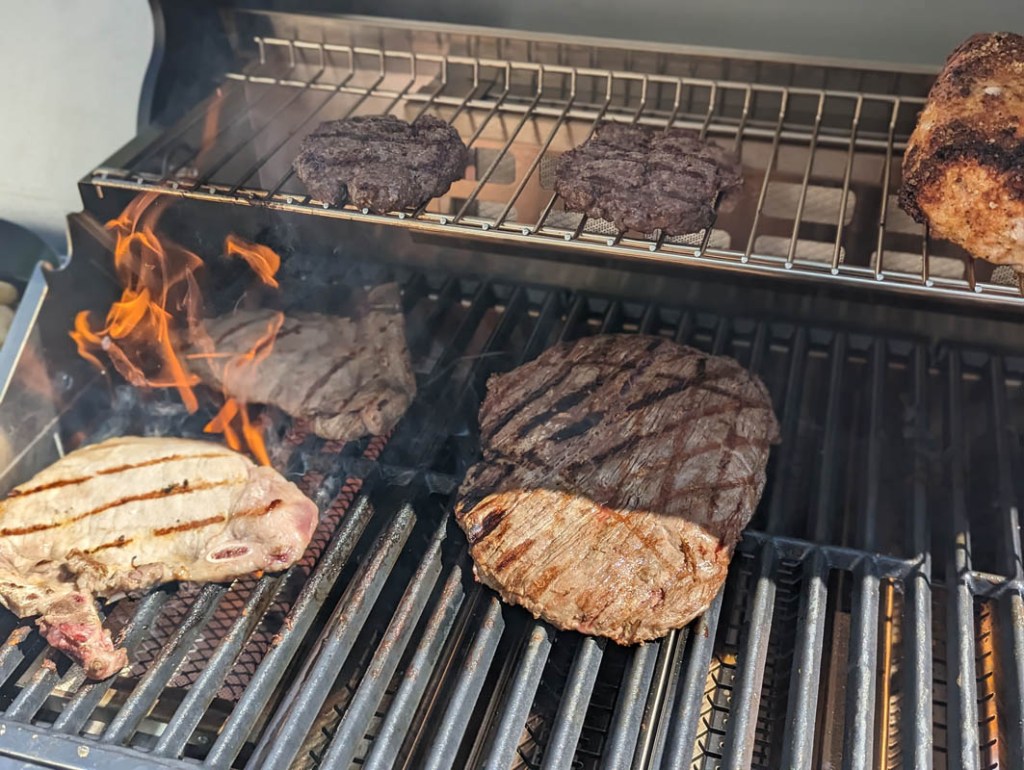 Steaks auf dem Rost des Big Fred