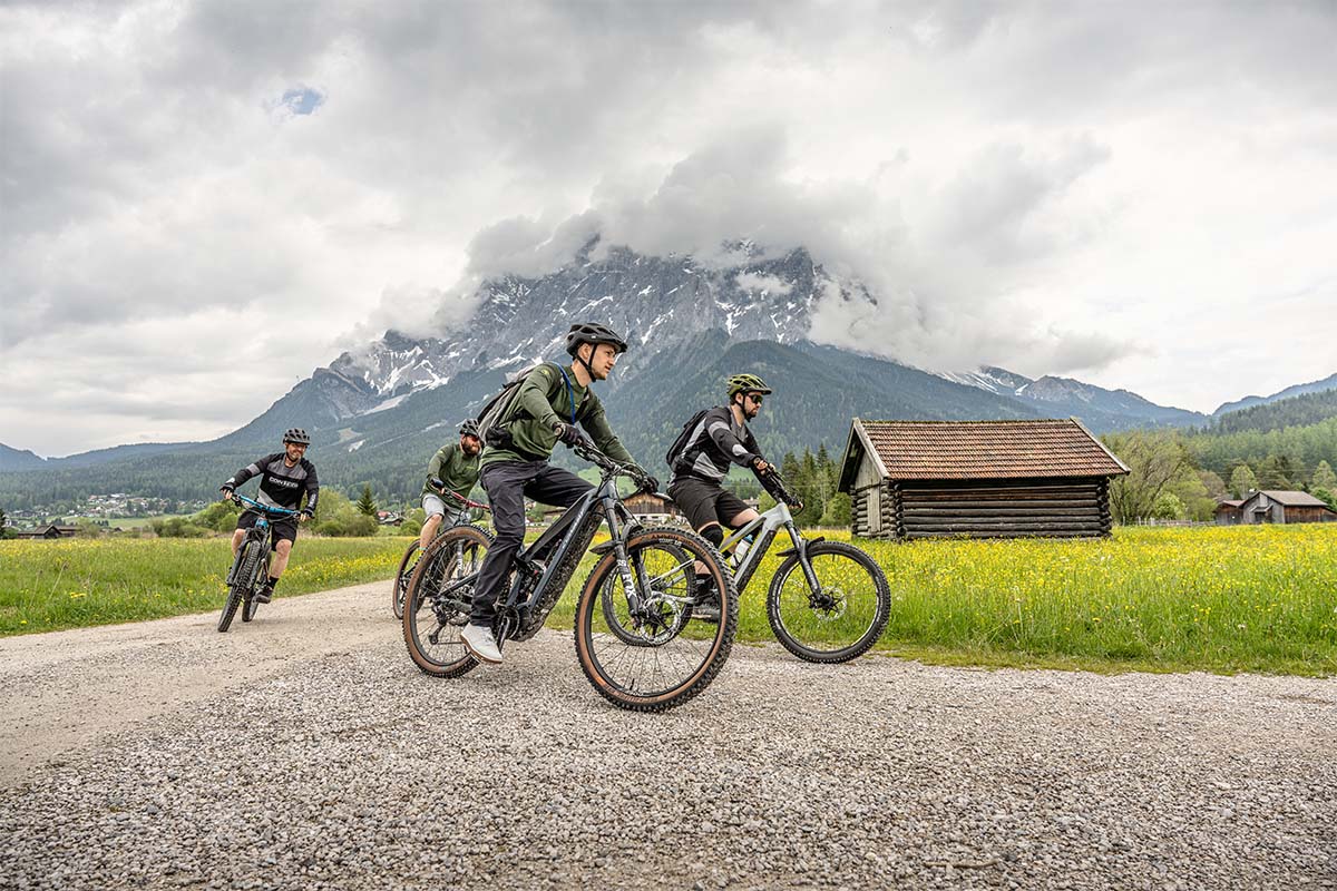 Mehrere Fahrradfahrer fahren mit Mountainbikes durch eine Bergregion