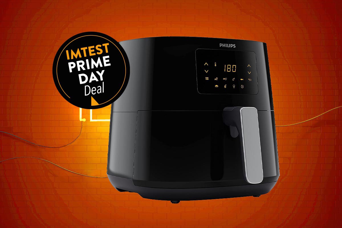 Schwarzer Philips Airfryer XL schräg von vorne auf orange gelben Hintergrund mit schwarzem Button rechts oben "IMTEST Prime Day Deal"