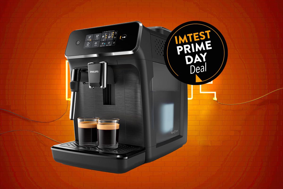 Schwarzer Philips Kaffeevollautomat 2200 schräg von vorne auf orange gelben Hintergrund mit schwarzem Button "IMTEST Prime Day Deal" rechts oben