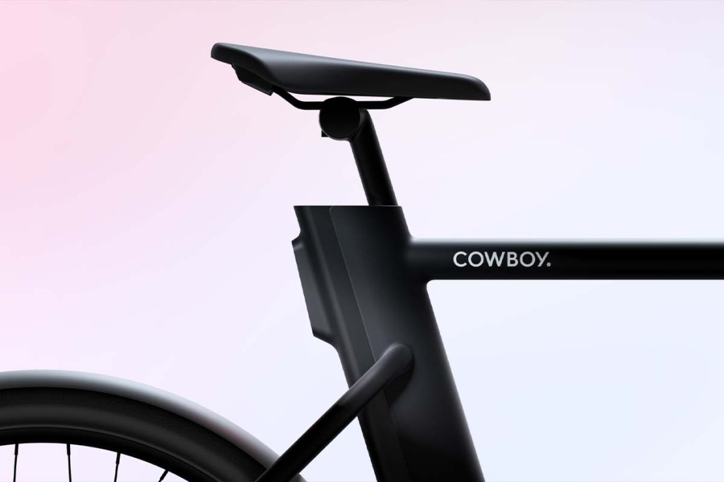 Anschnitt Cowboy Core Bike mit Sattel und Rahmen auf rötliche seichtem Hintergrund