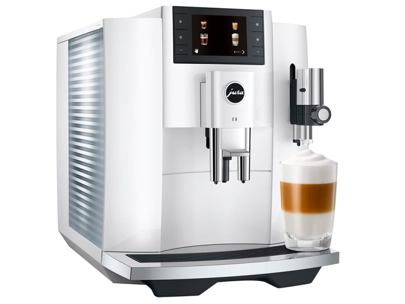 Der neue Jura E8-Vollautomat mit Latte Macchiato vor weißem Hintergrund.