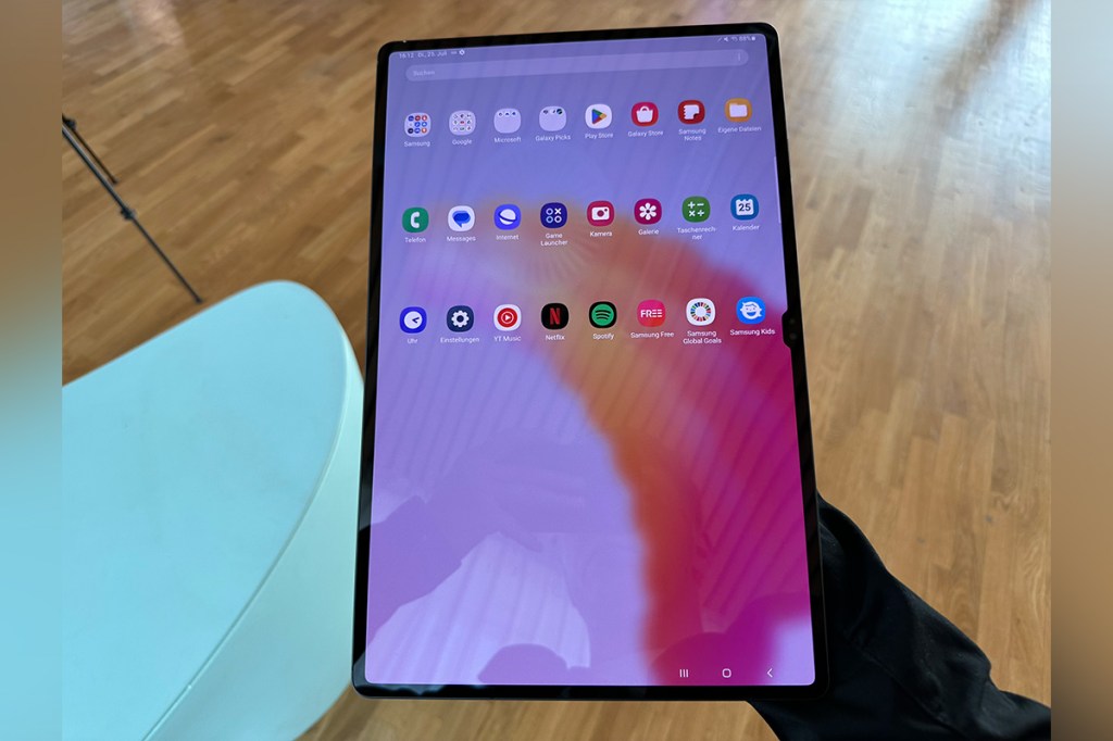 Das Galaxy Tab S9 Ultra in der Hand von IMTEST-Redakteur Pascal Bartholomäus.