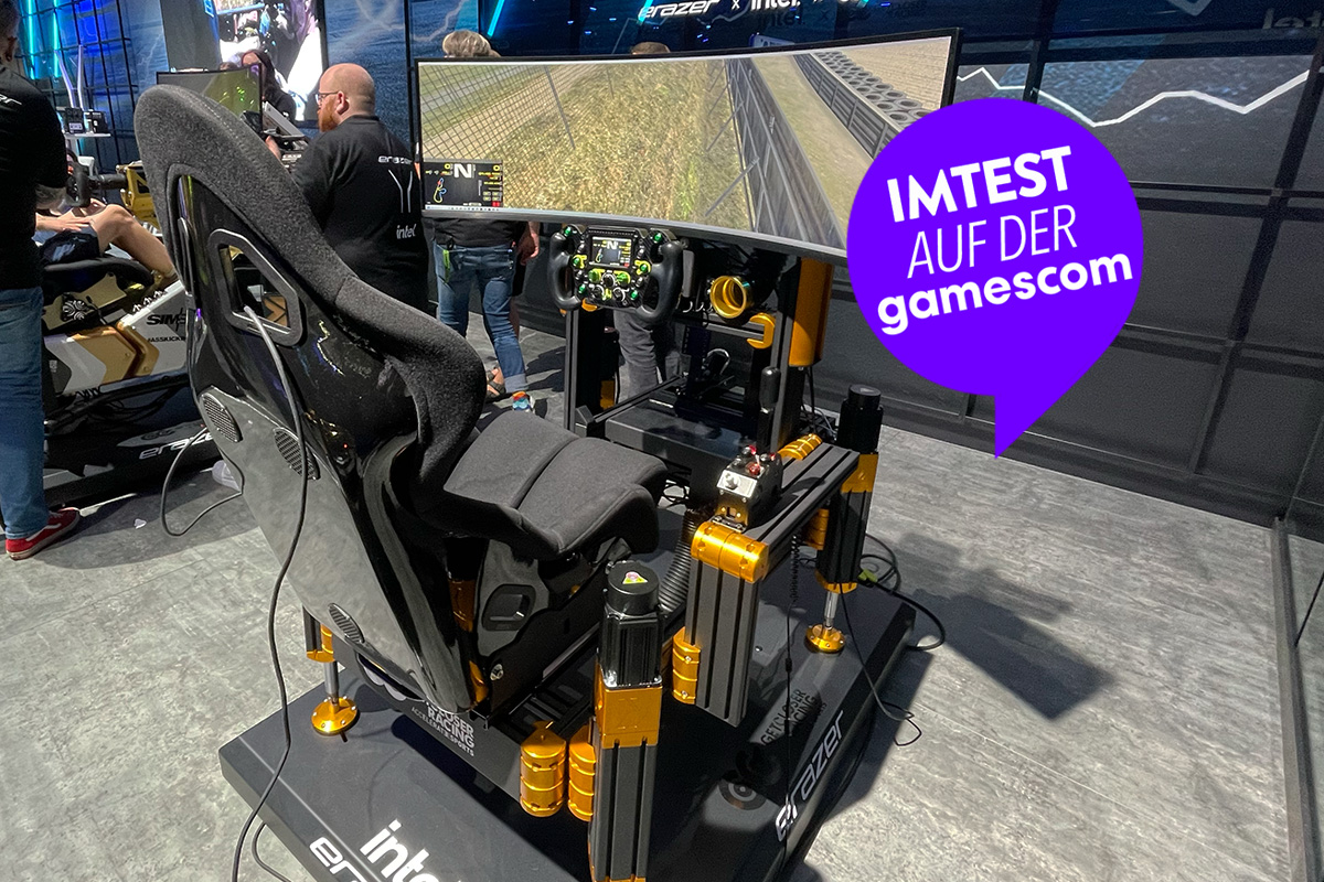 Ein SimRacing-Rig von GetCloserRacing auf dem Messestand der gamescom 2023. Ein Rennsitz, Pedale und Lenkrad sind erkennbar. Darüber ein großer Bildschirm.