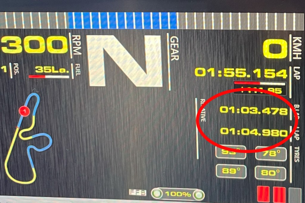 Das HUD eines SimRacing-Spiels, die erreichten Rundenzeiten sind rot eingekreist.