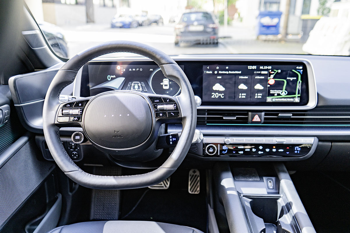 Innenansicht auf das Fahrer- und das Infotainment-Display des E-Autos Hyundai Ioniq 6
