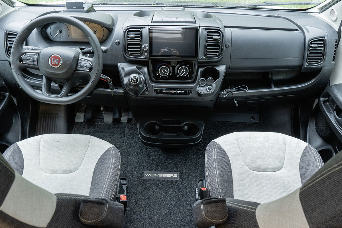 Einblick ins Cockpit (mit Infotainment-Display) beim Camper Van Weinsberg CaraTour 600 ME.