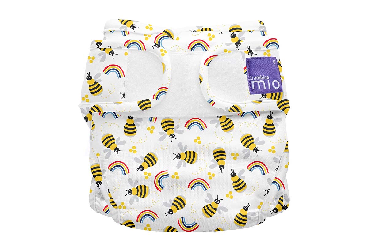 Überhose für Windel mit Bienen-Regenbogen-Muster auf weißem Grund