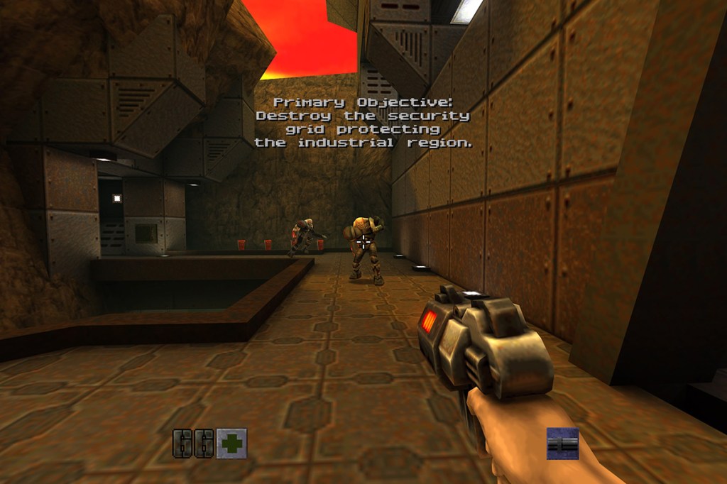 Screenshot aus dem Spiel Quake 2. Der Spieler hat eine Energiepistole auf zwei Gegner gerichtet, die auf ihn zustürmen.
