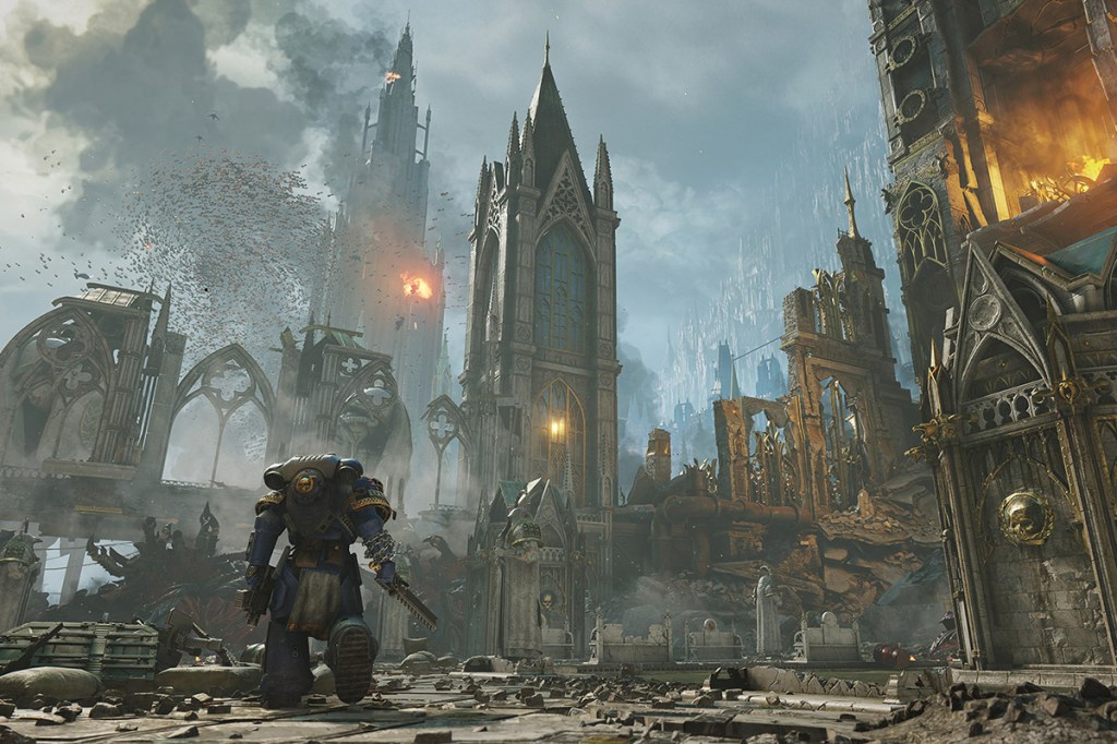 Screenshot aus dem Spiel Space Marine 2. Die Spielfigur schreitet durch Ruinen einer gotischen Kathedrale. Am Himmel schwärme von Aliens.