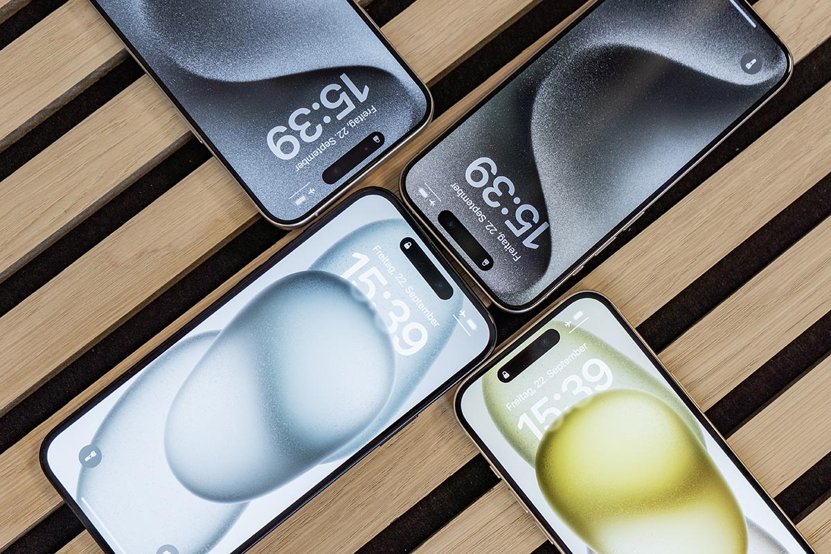 Die verschiedenen iPhone-15-Modelle liegen auf einem Tisch.