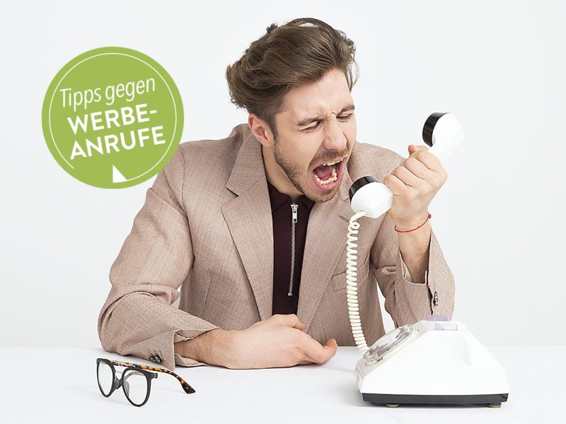 Genervter Mann am Telefon