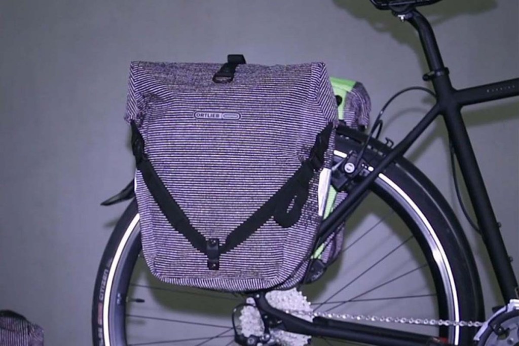 Gepäckträgertasche mit reflektierenden Elementen, Nahaufnahme an einem Fahrrad