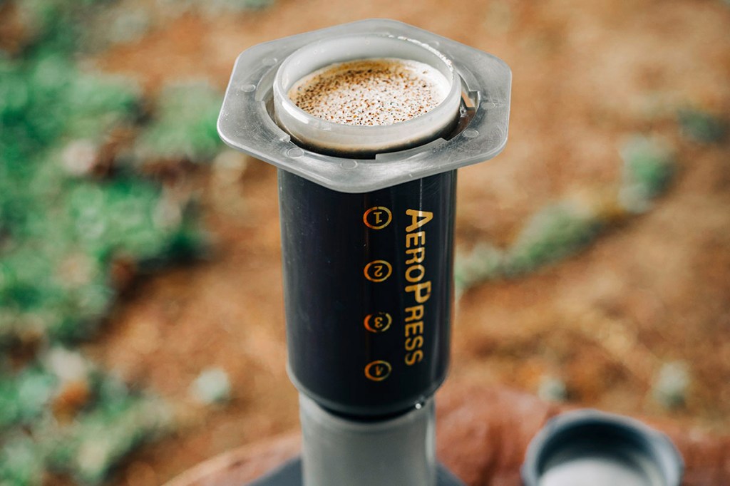 FrenchPress im Einsatz beim Kaffeekochen auf einem Campingplatz.