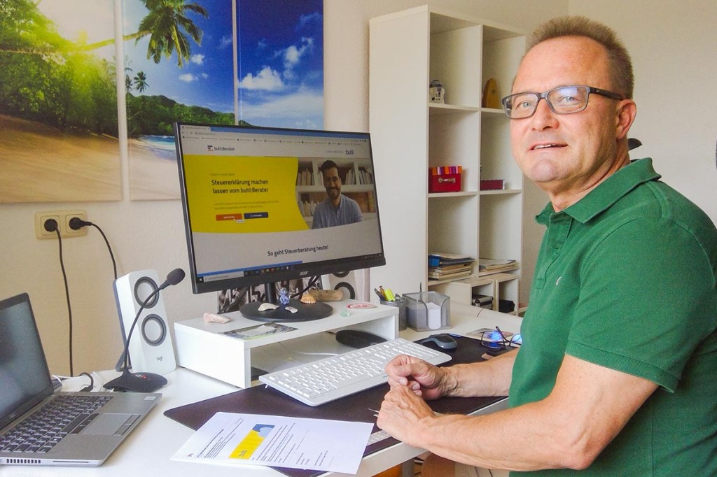 Leser Martti-Jussi Botzke am Schreibtisch vor dem PC