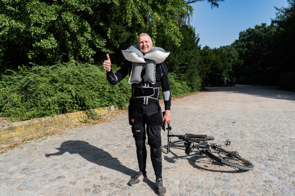 Stuntman von vorne, hat einen aufgeblasenen Airbag um den Hals