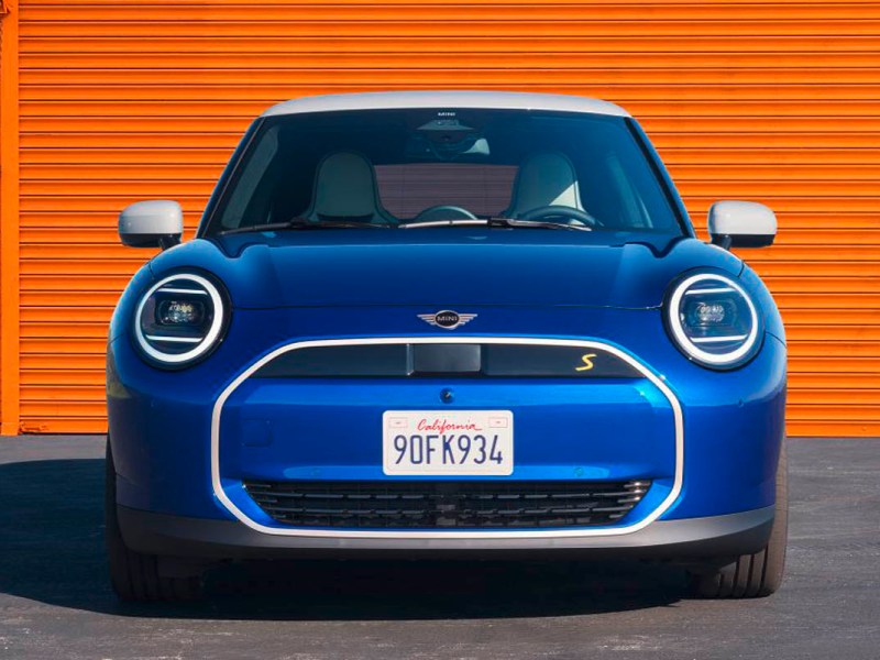 Frontalansicht des Mini Cooper SE Essential Trim in blau