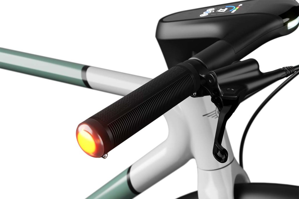 Detailaufnahme Lenker von E-Bike mit Blinkfunktion