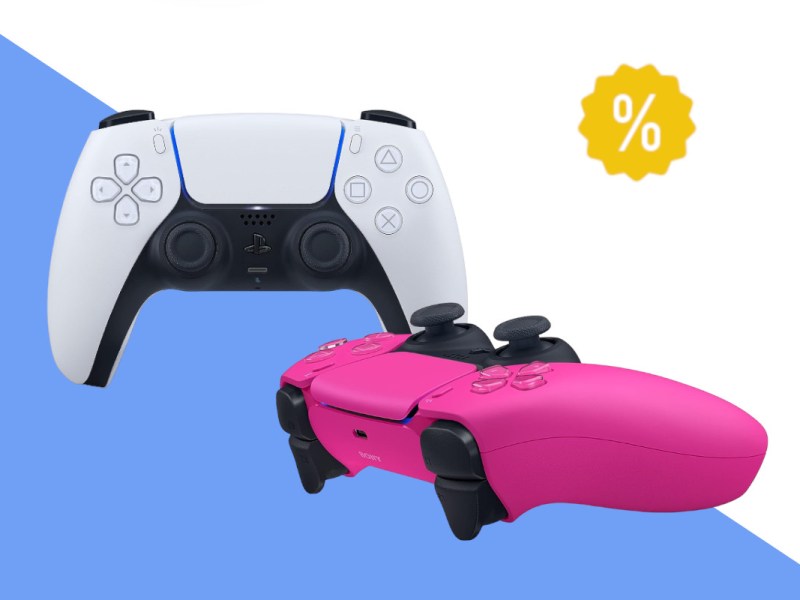 Zwei PS5-Controller in weiß und in pink, der weiße frontal aufgestellt, der pinke versetzt von der Seite hingelegt auf blau weißem Hintergrund mit gelben Prozentzeichen rechts oben