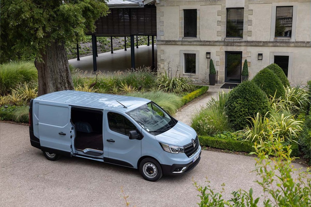 Totale, Renault Kastenwagen von oben, steht mit geöffneter Tür vor einem Haus