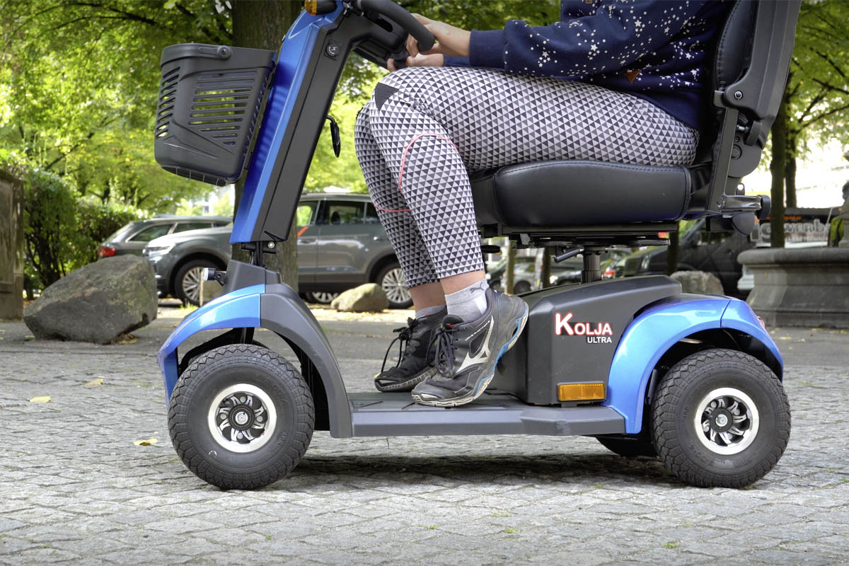 Blaues Seniorenmobil Kolja Ultra von unten