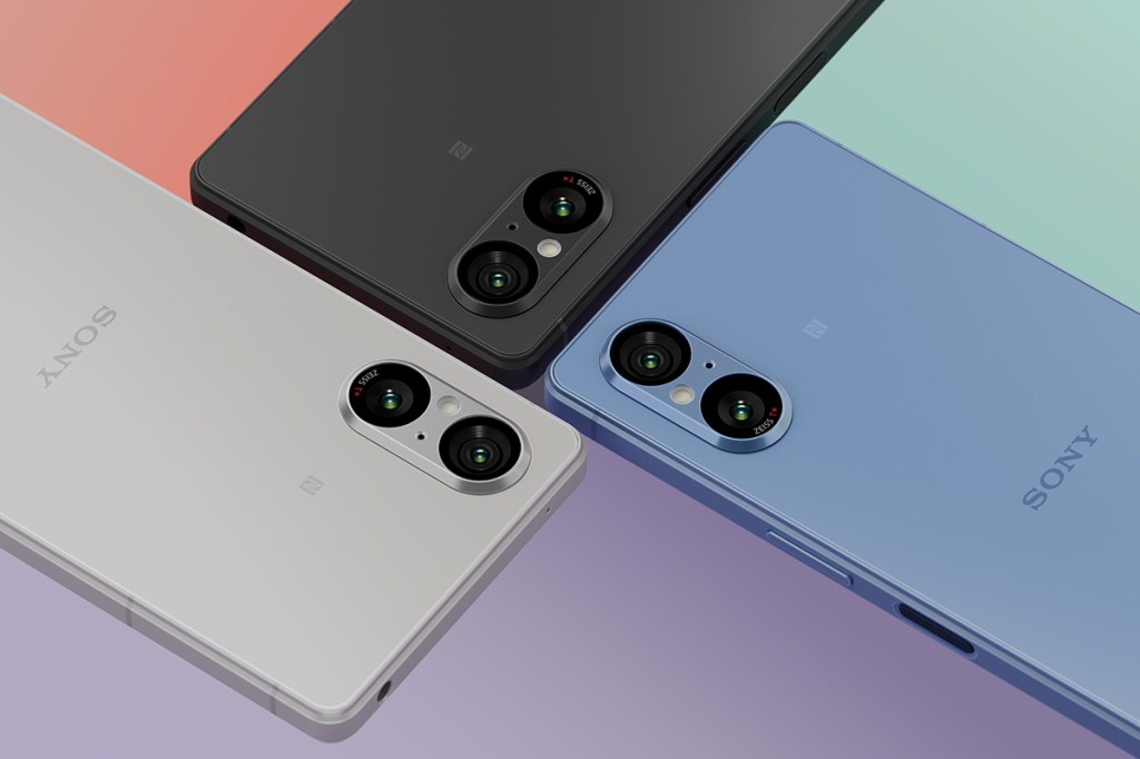 drei Smartphones des Typs Xperia 5 V in den drei verfügbaren Farben grau, schwarz und blau.