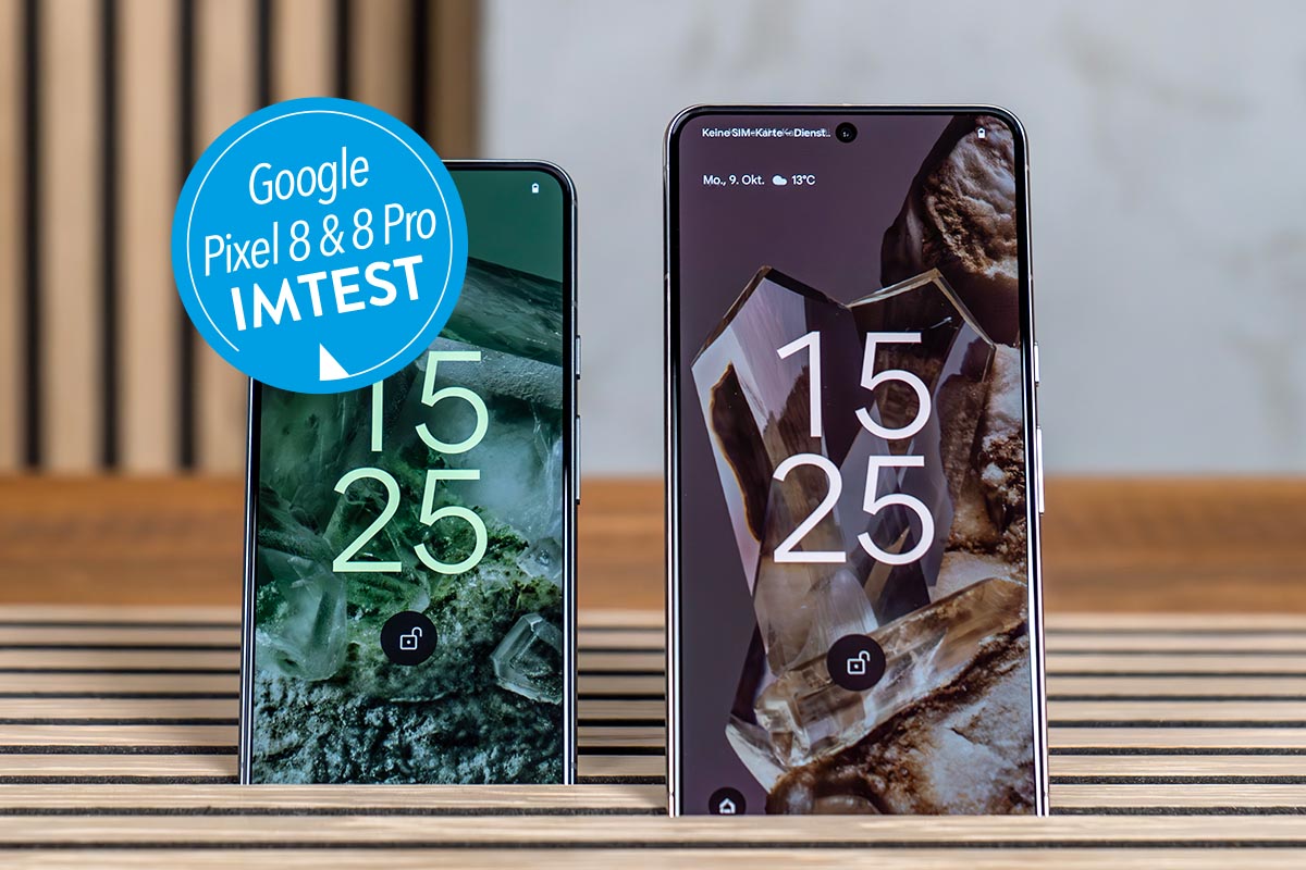 Das Google Pixel 8 und Pixel 8 Pro nebeneinander auf Holz stehend.