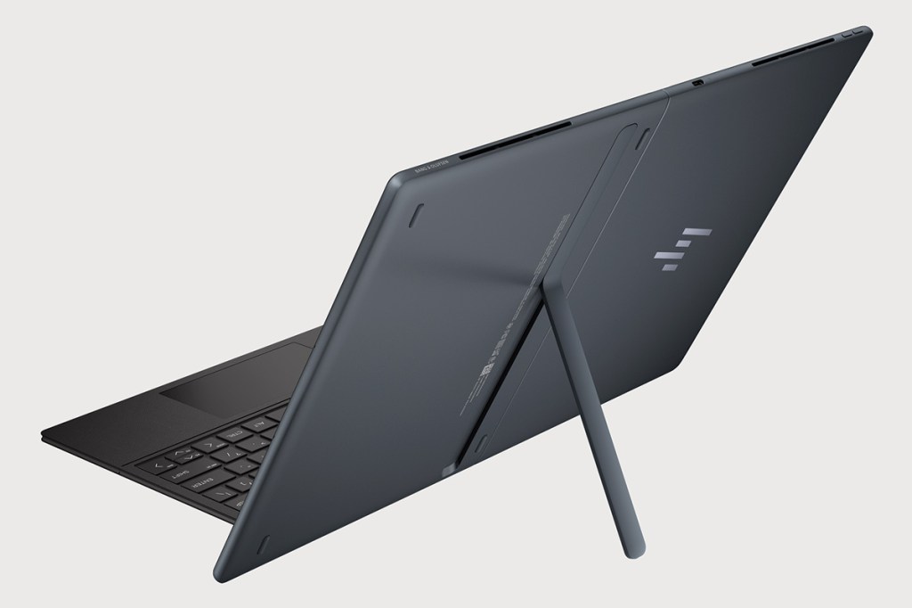 Der Falt-PC HP Spectre Fold im Einsatz als Desktop-PC mit Standfuß.