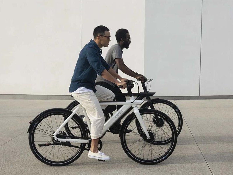 Zwei Fahrradfahrer fahren nebeneinander her.