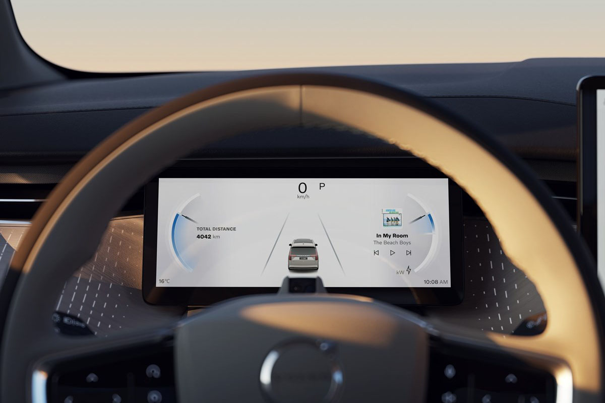 Detailaufnahme des mittig hinter dem Lenkrad angebrachten Fahrinfo-Display beim Volvo EM90