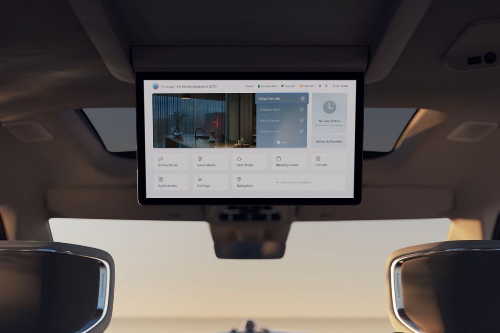 Detailaufnahme Innenraum beim Volvo EM90 mit zusätzlichem TV-Display über Cockpit.