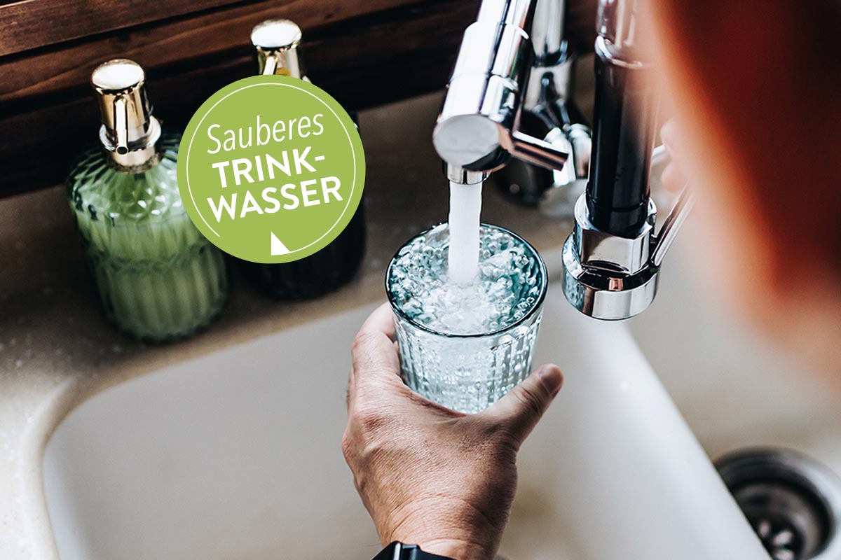 Mensch zapft Wasser vom Wasserhahn