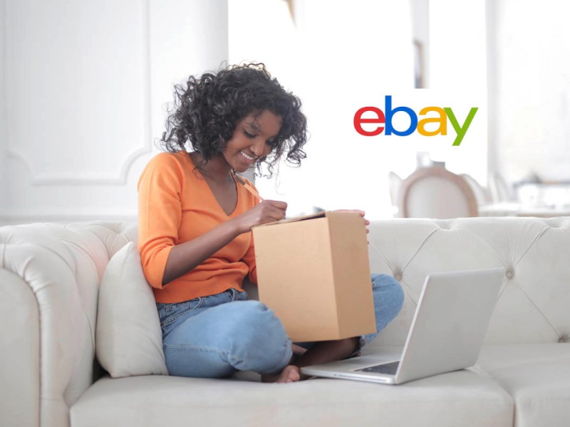 Eine Frau packe ein Päckchen, daneben ist das eBay-Logo zu sehen