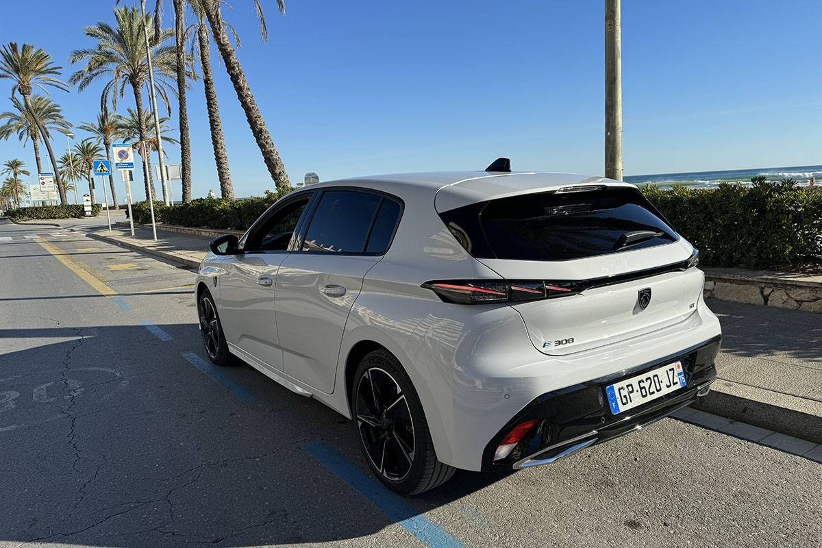 E-Auto Peugeot E-308 von außen vor Meeresprommenade fotografiert – Ansicht vom Heck.