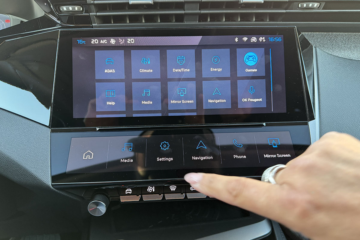 Einstellungen bei Infotainment-Display bei E-Auto Peugeot E-308.