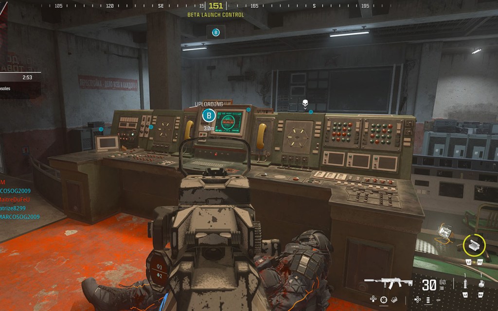Screenshot aus Modern Warfare 3, der Spiler aktiviert ein Missionsziel an einer Konsole mit vielen Knöpfen.