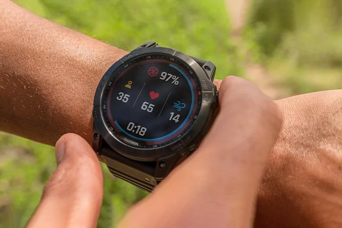 Smartwatch von Garmin an einem Handgelenk.