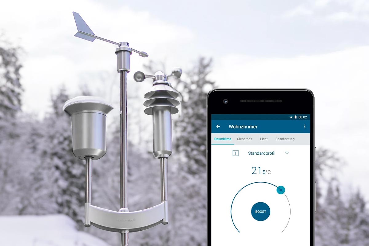 Eine Wetterstation vor einer veschneiten Baumgruppe