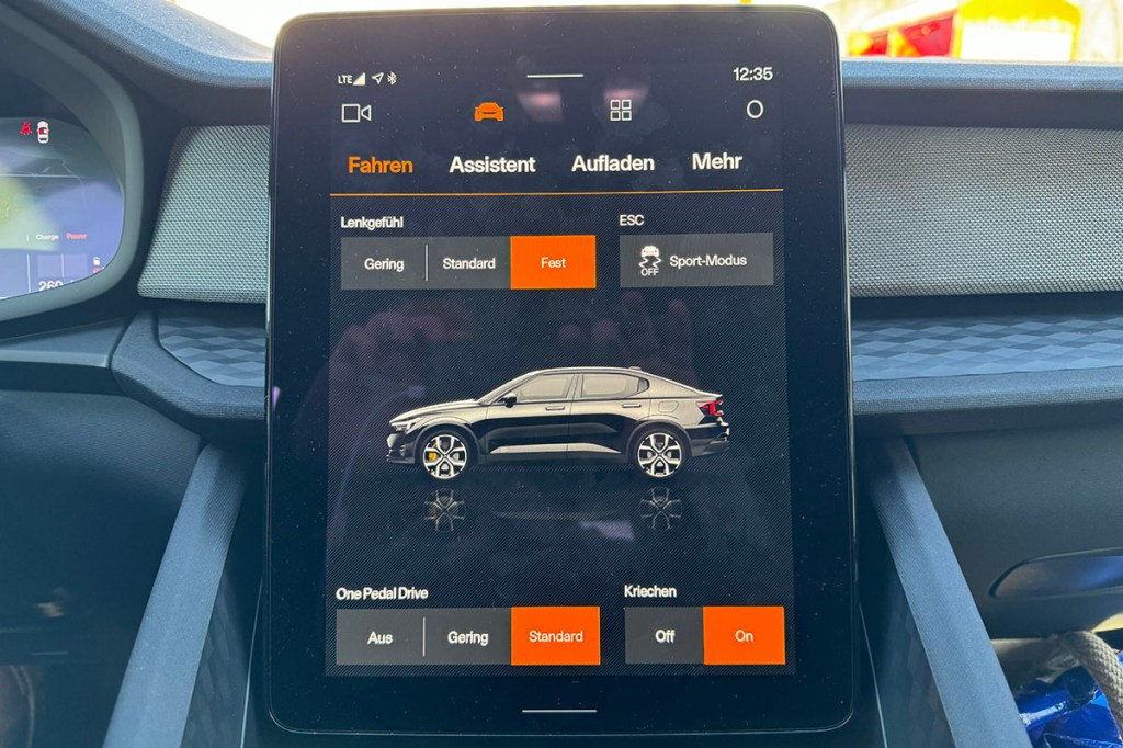 Center-Display im Polestar 2 (MY24) mit Anzeige zur Einstellung für One-Pedal-Driving.