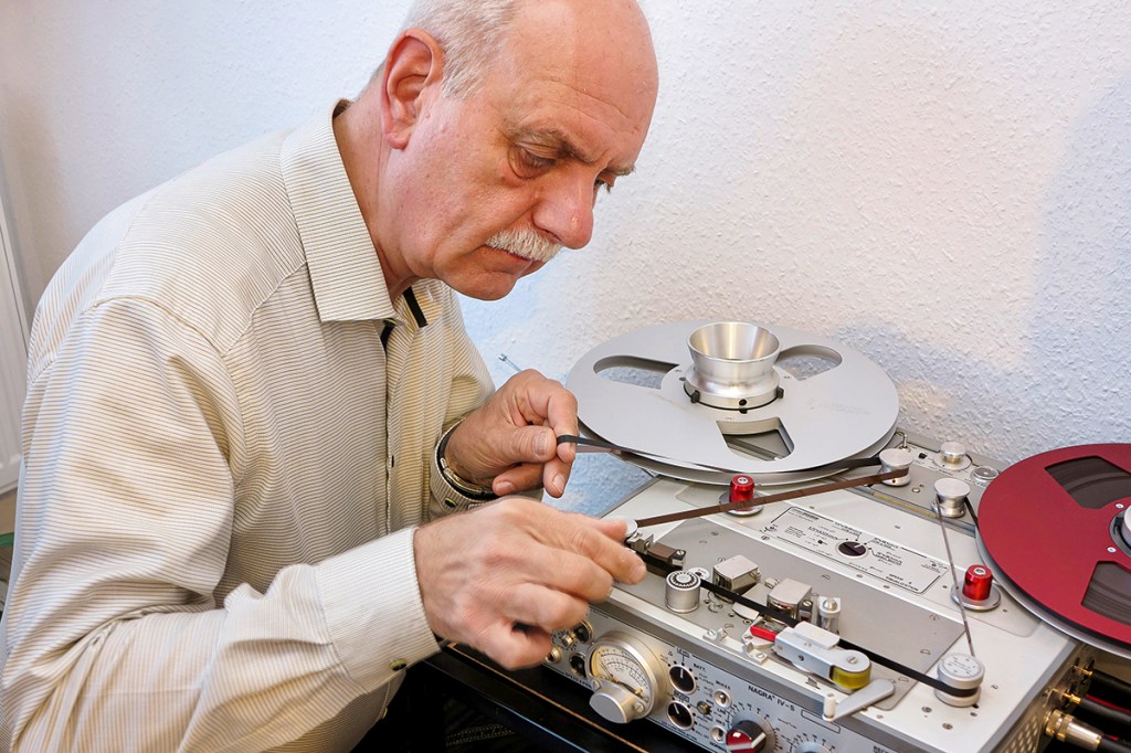 Der Fachredakteur Matthias Böde mit der Bandmaschine.