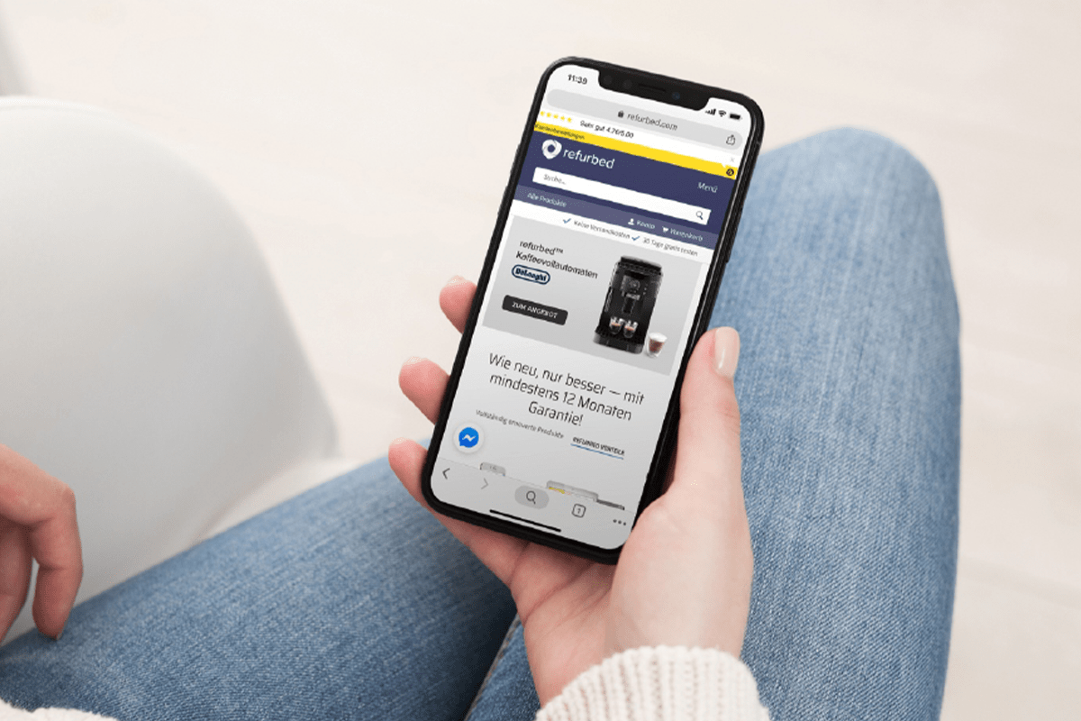 Auf einem Smartphone wird die Refurbed.de Website angezeigt.