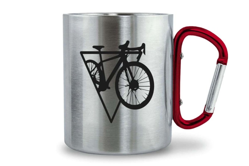 Productshot Edelstahltasse mit Fahrrad-Aufdruck und Karabinerhaken als Henkel