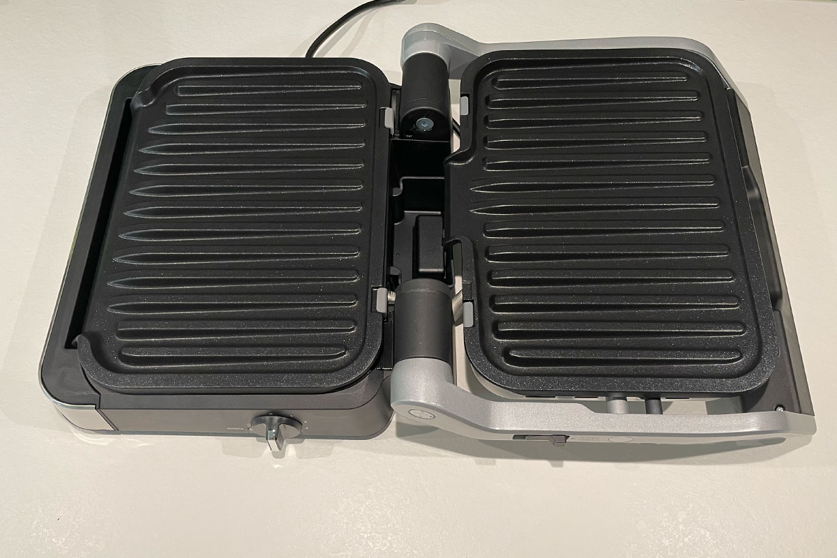 Der Tefal OptiGrill 4in1 aufgeklappt als BBQ oder Tischgrill.