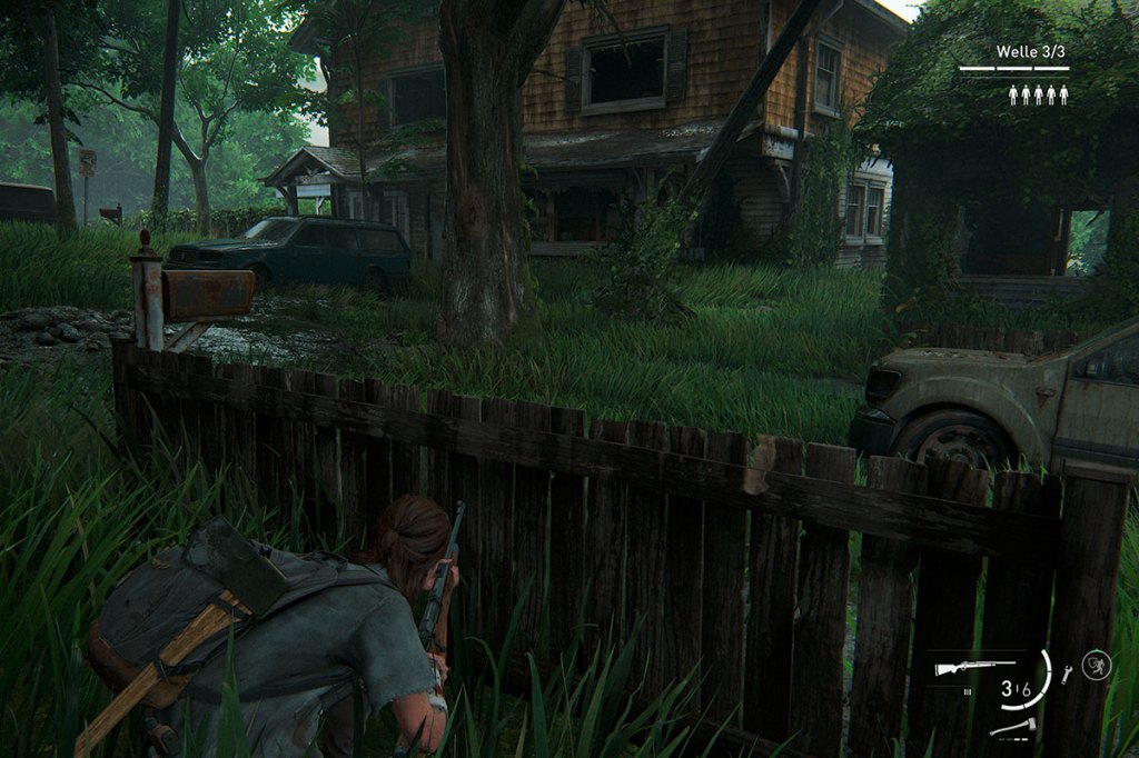 Ein Screenshot aus dem Videospiel The Last of Us Part 2 Remastered für PS5. Zu sehen ist eine Frau, die hinter einem Zaun in Deckung geht.